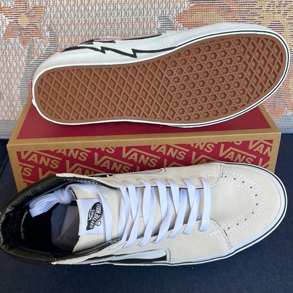 Vans Sk8-Hi Bolt
Antique White/Black
VNOA5JIVZHJ
WMNS sneakers - Picture 4 of 16